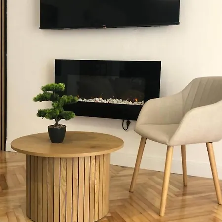 아파트 Luxury Ivo With Jacuzzi Near The - Two Bedroom 포드스트라나