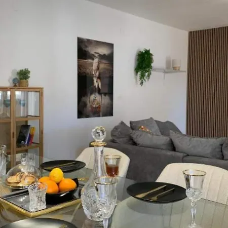 Luxury Ivo With Jacuzzi Near The - Two Bedroom 아파트