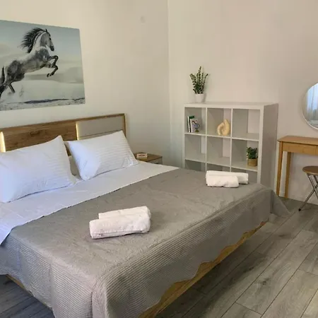 Luxury Ivo With Jacuzzi Near The - Two Bedroom 아파트
