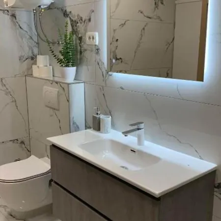 Luxury Ivo With Jacuzzi Near The - Two Bedroom 아파트 *