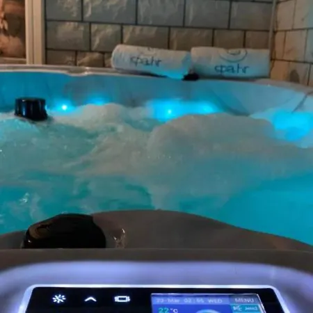 아파트 Luxury Ivo With Jacuzzi Near The - Two Bedroom 포드스트라나